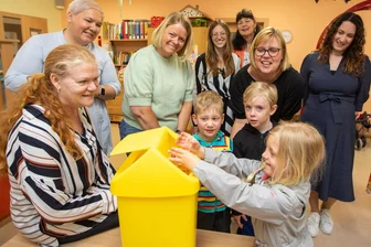 Plauener Kindertagesstätte holt sich Anregungen für die Arbeit mit Kindern von Kollegen aus Schweden und Slowenien - Mit gelben Tonnen in den Aufenthaltsräumen lernen die Jungen und Mädchen (von rechts Antonia, Liam und Henry) zeitig den Umgang mit Mülltrennung.