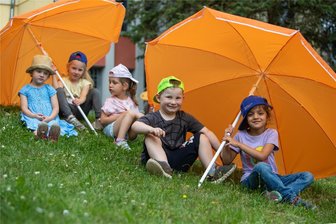 Plauener Kindertagesstätte Mäuseburg als „Sonnenschutz-Kita“ zertifiziert - Für Lilli, Lucia, Nisha, Julian und Saliha von der Kita Mäuseburg ist das Thema Sonnenschutz nicht fremd. Im Rahmen des Programms „Kinderleicht - Sonnenschutz im Kindesalter“ wurden sie spielerisch mit der Thematik vertraut gemacht.