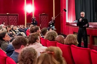 Plauener Kino Capitol zeigt drei Kurzfilme der Hofer Filmtage - Thorsten Schaumann (stehend), Künstlerischer Leiter der Internationalen Hofer Filmtage, moderiert auch den heutigen Kino-Abend in Plauen.