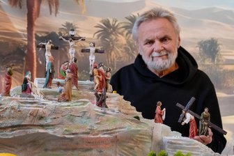 Plauener Kirche zeigt Osterkrippe: „So etwas existiert bei uns nicht“ - Die Passionskrippe in der Herz-Jesu-Kirche in Plauen: Walter Pomm hat hier den Kreuzweg dargestellt.