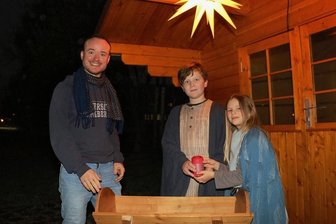 Plauener Kirchgemeinde sendet Krippenspiel in alle Welt - Lia Jakait und Henry Schmidt sind beim Krippenspiel Maria und Josef. Tilmann Trittmacher (links) führt die Regie bei der Aufführung.