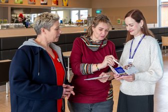 Plauener Klinikum will mit Karrierecafé Pflegenotstand entgegensteuern - Beim Karrierecafé im Gespräch (v. l.): Monika Valtin, Jeannette Schneider und Cornelia Bremer-Trautner.