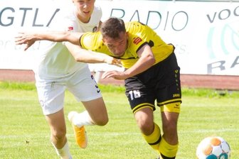 Plauener knicken junge Veilchen - Plauens Ondrej Nyber (rechts) zieht hier an Aues Zugang Sam Schreck vorbei. Der VFC siegte 6:2.