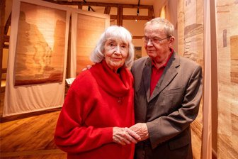 Plauener Künstlerin verschenkt Lebenswerk an die „Fabrik der Fäden“ in ihrer Heimatstadt - Elke Wolf und ihr Mann Peter kann man sich seit Jahrzehnten nicht wegdenken aus der Plauener Kulturlandschaft. Die Galeristen sind der Meinung: „Kunst muss gezeigt werden“ - in der „Fabrik der Fäden“ ist jetzt eine Ausstellung mit Arbeiten der Künstlerin aus fünf Jahrzehnten zu bewundern.