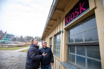 Plauener Kult-Freibad vor dem 100. Geburtstag: Was im Haselbrunner „Stadion“ in diesem Jahr los sein wird - Das Freibad in Haselbrunn punktet mit praller Historie. Geht es nach dem Bad-Förderverein und kommt genügend Geld zusammen, soll in diesem Jahr das Kassenhäuschen saniert werden. Im Bild: Jan Rahmig (links) und Ingo Brütting beim Wintergrillen Anfang Februar. Beide arbeiten in der Bauplanung und Projektierung.