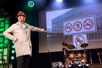 Plauener Kultfigur macht sich über Alkoholverbotszone lustig: „Wenn das mit den Verschiebungen so weitergeht, sind wir in 23 Jahren an der Grenze zu Thüringen“ - Die Kultfigur Rathaus-Elektriker alias Lutz Reinhardt frotzelte über Verbote in der Stadt und die Zustände am Oberen Bahnhof.