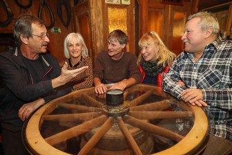 Plauener Kultkneipe lockt erstmals zum Weihnachtssingen - Shantychor-Leiter Marcus Engel freut sich mit Heike Tanneberger, Thomas Schädlich, Petra Uhlendorf und Ralf Schellenberg (von links) auf das erste Weihnachtssingen in der Ranch.