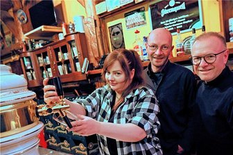 Plauener Kultkneipe: Neue "Ranch"-Pächter wollen für frischen Wind sorgen - Wolfgang Strobel (rechts) und Michael Geipel wollen für frischen Wind in der Ranch sorgen. Service-Frau "Jay-Jay" gehört zum Tresen-Personal.