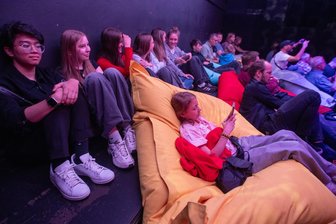 Plauener Kultursommer beendet: Entspanntes Abhängen zum Finale - Verschiedene Jungkünstler präsentierten sich auf der Kleinen Bühne, während das Publikum entspannt zuschaute - oder auch nicht.