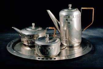 Plauener Kunstbetrachtung rückt München als Hauptstadt des Jugendstils in den Blickpunkt - Dieser Art waren Kaffeeservices um 1912 aus Neusilber - Exponate aus der Neuen Sammlung München.