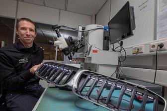 Plauener Lampenhersteller Vosla will nach schwierigen Jahren wachsen - Sven Reyer ist beim Plauener Lampenhersteller Vosla als Vertriebsleiter tätig. Er präsentiert eine der Neuentwicklungen des Unternehmens: einen BMW-Kühlergrill mit integrierter LED-Beleuchtung.