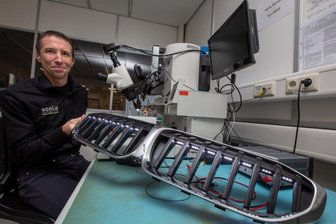 Plauener Lampenhersteller will nach schwierigen Jahren wachsen - Sven Reyer ist beim Plauener Lampenhersteller Vosla als Vertriebsleiter tätig. Er präsentiert eine der Neuentwicklungen des Unternehmens: einen BMW-Kühlergrill mit integrierter LED-Beleuchtung.