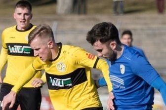 Plauener lassen Chance auf den Spitzenplatz liegen - Plauens Neuer Alexander Dartsch schirmt den Ball gegen den Jenaer Daniel Kovacevic ab.