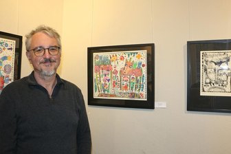 Plauener Lehrer zeigt eine Ausstellung voller Fantasiewelten - Ralph Kunzmann in seiner Ausstellung im Kreuzgewölbe des Leubnitzer Schlosses.