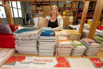 Plauener Lehrerkalenderverlag startet bunt ins neue Schuljahr - FLVG-Geschäftsführerin Luisa Lückert mit den neuen Farben ihres Schnellheftersortiments.