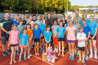Plauener Leichtathletik-Talente überraschen Trainerin zum Abschied mit Blumen und Geschenken: „Wir sehen uns doch alle wieder“ - Die Mädchen und Jungs des LATV Plauen haben am Mittwoch erst einmal Abschied von Trainerin Emily Pfeiffer (Bildmitte im schwarzen T-Shirt) genommen.