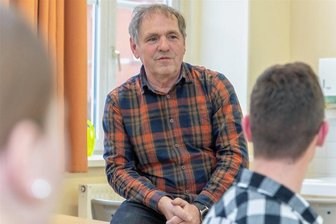 Plauener Lessing-Gymnasium: Warum ein Rentner als Lehrer einspringt - Dietmar Schneider beim Abitur-Training mit Schülern der 12. Klasse an seiner früheren Leib- und Magenschule, dem Auerbacher Goethe-Gymnasium. Die Prüfungsvorbereitung findet seit 2006 alle zwei Wochen statt. Auch dafür erhielt er zu Jahresbeginn den "Lehrer-Oscar".