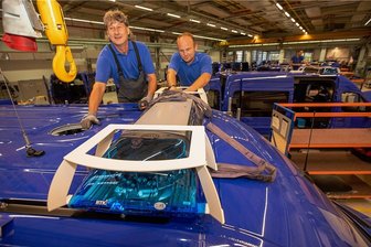 Plauener liefern THW-Fahrzeuge fürs Flutgebiet aus: "Da waren wir auch Seelsorger" - Konstruktionsmechaniker Thomas Zeh (links) und Sven Deeg bringen die Signaltechnik an einem der THW-Transporter an. Für ein Einsatzfahrzeug sind 109 Arbeitsstunden kalkuliert.