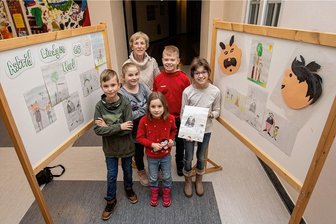 Plauener Lindgren-Schüler gestalten Ausstellung mit Bildern zu "Vater und Sohn" - Die beiden Viertklässler Rafael und Josi, Sarah aus der 2. Klasse, Dominic aus der 3. Klasse und Esther aus der 4. Klasse (von links) freuen sich mit Erzieherin Gudrun Völz, die Arbeiten nun öffentlich zeigen zu können.