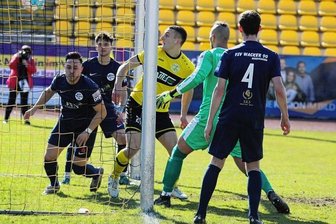 Plauener lösen ihre Pflichtaufgabe souverän - Lucas Albert (gelbes Trikot) trifft hier nach einem Eckball zur 1:0-Führung für den VFC Plauen. Am Ende stand es 4:1.