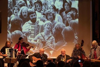 Plauener Malzhaus erinnert mit Ausstellung an DDR-Folkszene - Intensiven Einblick in die DDR-Folkszene bietet eine Ausstellung im Malzhaus, die am Freitagabend eröffnet wurde. Bei der Vernissage dabei waren auch die Folkländer mit Heidi Eichenberg, Ulrike Triebel, Jürgen B. Wolff, Manfred Wagenbreth, Uli Doberenz und Gabi Lattke (von links). 