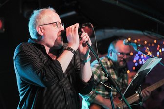 Plauener Malzhaus wird zur Bühne für die lebendige Musikszene des Vogtlands - Sänger Uwe Eimert und Bassist Joachim Gerbeth von der Hannes-Ebert-Combo.