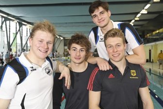 Plauener mischen in Europas Spitze mit - Ein Quartett des TC Nemo Plauen gehört zum deutschen Team bei der Europameisterschaft im Flossenschwimmen. Vorn von links Sidney Zeuner, Max Poschart und Malte Striegler sowie hinten Nachwuchstalent Robert Golenia.