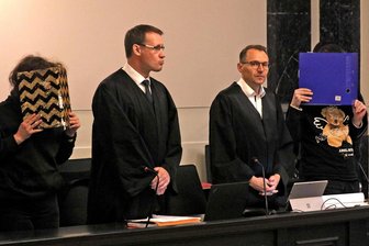 Plauener Missbrauchsfall: Ausmaß ist vermutlich größer als bislang angenommen - Hinter Aktendeckeln: Ein Paar aus Plauen ist wegen schweren Kindesmissbrauchs angeklagt.