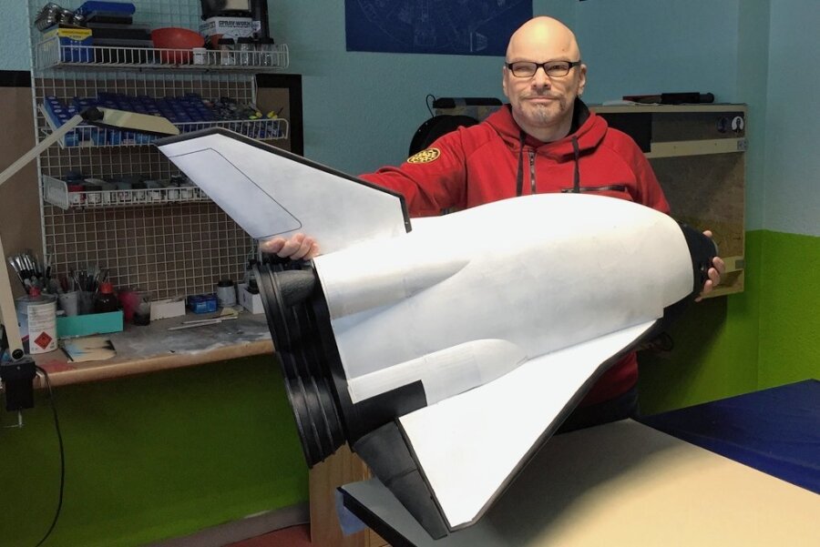 Plauener Modellbauer an oscarprämiertem Film beteiligt - Hobby-Modellbauer Jörg Herbst mit seinem Space-Shuttle, das er für den Kurzfilm "Laika und Nemo" gebaut hat. Das Foto entstand vor drei Jahren während der Bauphase des Modells. 