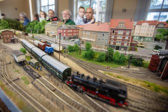 Plauener Modelleisenbahner zeigen traumhafte Miniaturlandschaften - Der Jenaer Modelleisenbahnklub 49 hat seine 9,30 Meter lange und 1,40 Meter breite Klubanlage mitgebracht. Die Züge rollen dort durch vogtländische Landschaft.