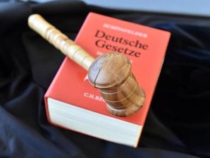 Plauener muss nach Hitlergruß vor Gericht - Ein mehrfach vorbestrafter Mann (43) aus Plauen muss wegen Zeigens des Hitlergrußes vor Gericht. 