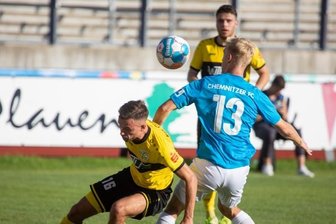 Plauener Mut nicht belohnt - Hitzeschlacht im Vogtlandstadion: Ondrej Nyber (links) im Zweikampf mit dem Chemnitzer Max Roscher.