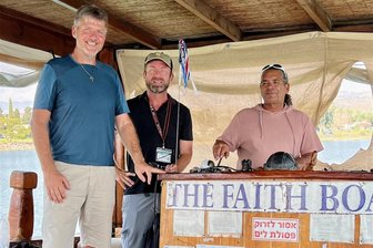 Plauener nach emotionaler Israel-Reise: „Wir haben auch für die Zivilisten in Palästina gebetet“ - Hartmut Stief (links) zusammen mit dem jüdischen Bootsführer Daniel Karmel (rechts) sowie einem Reiseleiter auf dem sogenannten Faith Boat (Boot des Glaubens) auf dem See Genezareth.