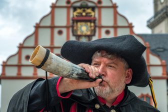 Plauener Nachtwächter startet in die neue Saison - Nachtwächter Friedrich Wilhelm wird bei Führungen auch die Funktion des Horns erklären.