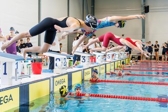 Plauener Nachwuchs überzeugt: Beim Schneeflocken-Cup holt der ausrichtende SV Vogtland Plauen 68 Medaillen aus dem Becken - Insgesamt 710 Starts gab es am Samstag beim Schneeflocken-Cup im Plauener Stadtbad.