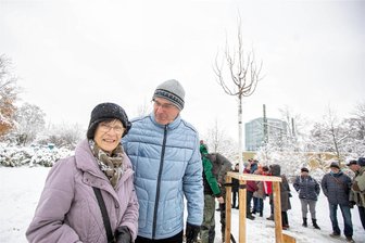 Plauener Naturfreunde würdigen mit Baumspende ihren langjährigen Vorsitzenden Hans Leipold - Die Winterlinde zu Ehren von Hans Leipold wurde am Mittwoch auf dem Wielandplatz gepflanzt. Ehefrau Helga Leipold und Vereinschef Bernd Wächter gehörten zu den rund 40 Plauener Naturfreunden, die bei der Aktion vor Ort waren. Hans Leipold konnte aus gesundheitlichen Gründen nicht dabei sein.