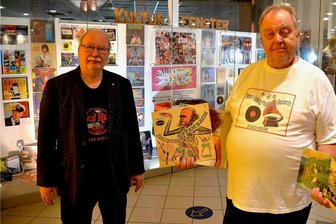 Plauener öffnet sein Amiga-Plattenarchiv - Heinz Tonndorf (links) präsentiert im 11. Plauener Kulturfenster im Einkaufszentrum Die Kolonnaden einen Ausschnitt des Amiga-Schallplattenarchivs von Albrecht Lenk (rechts). 