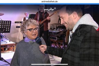 Plauener Oldie-Band Olympics fordert MDR-Moderator Mario D. Richardt bei „Mach dich ran“ heraus - Olympics-Frontfrau Elke Mehlis stellt „Mach dich ran“-Moderator Mario D. Richardt diese Aufgabe: Er muss fünf angespielte Oldie-Titel erkennen.