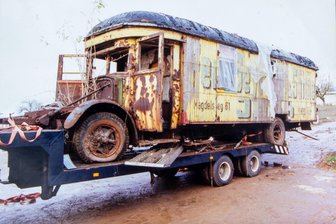 Plauener Oldtimer-Enthusiasten entdecken Rarität auf Verkaufsplattform im Internet: Der letzte Vomag-Bus ist im Vogtland zurück - Dieses Bild ist 25 Jahre alt: Damals hatte ein Oldtimer-Sammler den seltenen Bus von 1931 den Vomag-Enthusiasten buchstäblich vor der Nase weggeschnappt.