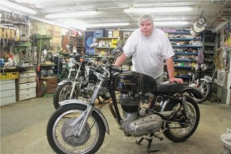 Plauener organisiert wieder großes Bikertreffen im Vogtland - Der Plauener Alfred Mühlberg, Bäckermeister im Ruhestand, organisiert an diesem Wochenende das Treffen für Freunde und Besitzer englischer Motorräder in Waldfrieden. Im Bild zeigt er sein Motorrad der Marke Royal Enfield.
