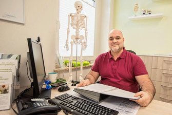 Plauener Orthopäde schließt Praxis - und öffnet neu in Ex-Spielhalle - Orthopäde Karsten Albig hat seine neuen Räumlichkeiten an der Rädelstraße bezogen.