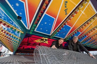 Plauener Oster-Volksfest nach zwei Jahren Pandemiepause vor der Eröffnung - Seit einigen Tagen läuft bereits der Aufbau, so auch beim Fahrgeschäft von Felix und Peter Hickmann.
