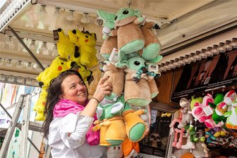Plauener Oster-Volksfest vor dem Finale - Katharina Wischnewski bietet an ihrer Spielbude viele schöne Preise.