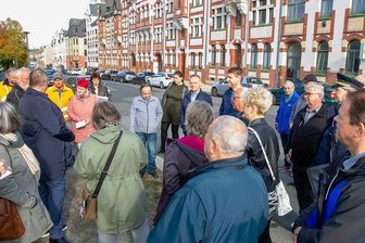 Plauener Ostvorstadt als Teil des Städtebau-Modellprojekts: Es ist viel zu tun - Ein Tross von Bewohnern und Rathausmitarbeitern zog durch die Ostvorstadt und diskutierte, wie hier an der Stöckigter Straße. Für OB Steffen Zenner (links in dunkelblauer Jacke) eine gelungene Premiere.