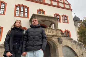 Plauener Paar startet Spendenaufruf für Schockanruf-Opfer aus dem Vogtland: „Gesamte Ersparnisse sind weg“ - Luca Schillers (links) Oma wurde Opfer eines Schockanrufs, bei dem sie um ihr Erspartes gebracht wurde. Sie und ihr Freund Willy Paul Wunderlich haben nun im Internet eine Spendenaktion gestartet.