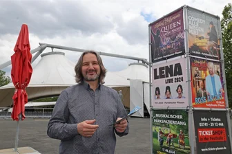 Plauener Parktheater startet mit Verspätung in die Saison - Festhallen-Chef Ronny Bley hofft trotz schleppendem Kartenvorverkauf, dass die Saison im Parktheater bald Fahrt aufnimmt. Sängerin Lena Meyer-Landrut, Entertainer Ross Antony und Stand-up-Comedian Markus Krebs gehören zu den Zugpferden.
