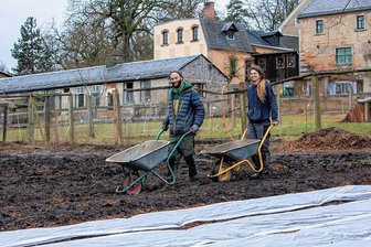 Plauener Pfaffengut überrascht mit neuer Idee: Ab Mai gibt's eine Abo-Gemüsekiste aus dem Bauerngarten - Philipp Schubert und Muhammes Cetinkaya haben in diesen Tagen viel zu tun. Sie bestellen den Acker des Pfaffenguts. Ab Mai soll es eine Gemüsekiste für Vogtländer mit selbst angebauten Spezialitäten geben.