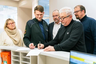 Plauener Polizeibehörde schließt Umzug in neuen Bürgerpunkt ab: Was Einwohner jetzt wissen sollten - Schlüsselübergabe: Martin Gabriel (2. von links), Chef der Plauener Polizeibehörde, ist startklar.