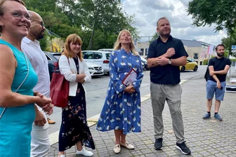 Plauener Postplatz: Neue „Villa“ wird gut besucht - Die „Villa“-Mitarbeiter Olga Kotov und Edilio Hernandez, die Landtagsabgeordnete Juliane Pfeil (SPD) sowie SPD-Spitzenkandidatin Petra Köpping am Mittwoch bei einem Besuch im Gespräch mit Pfarrer Andreas Vödisch (von links) auf der Plauener Melanchthonstraße.