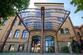 Plauener Punk verbreitet Nazi-Video und landet vor Gericht: „Sie müssen diese Strafe spüren“ - Das Amtsgericht im Plauener Behördenzentrum.